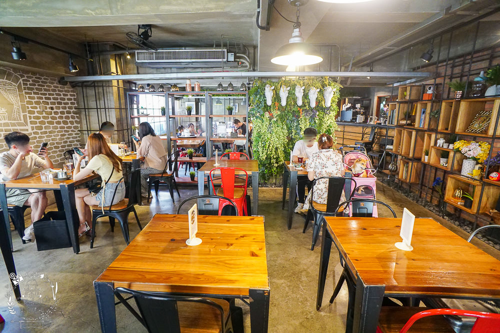 台中早午餐[春三朝午]逢甲夜市附近的超人氣早午餐!網美系的別緻工業風裝潢超好拍照der!