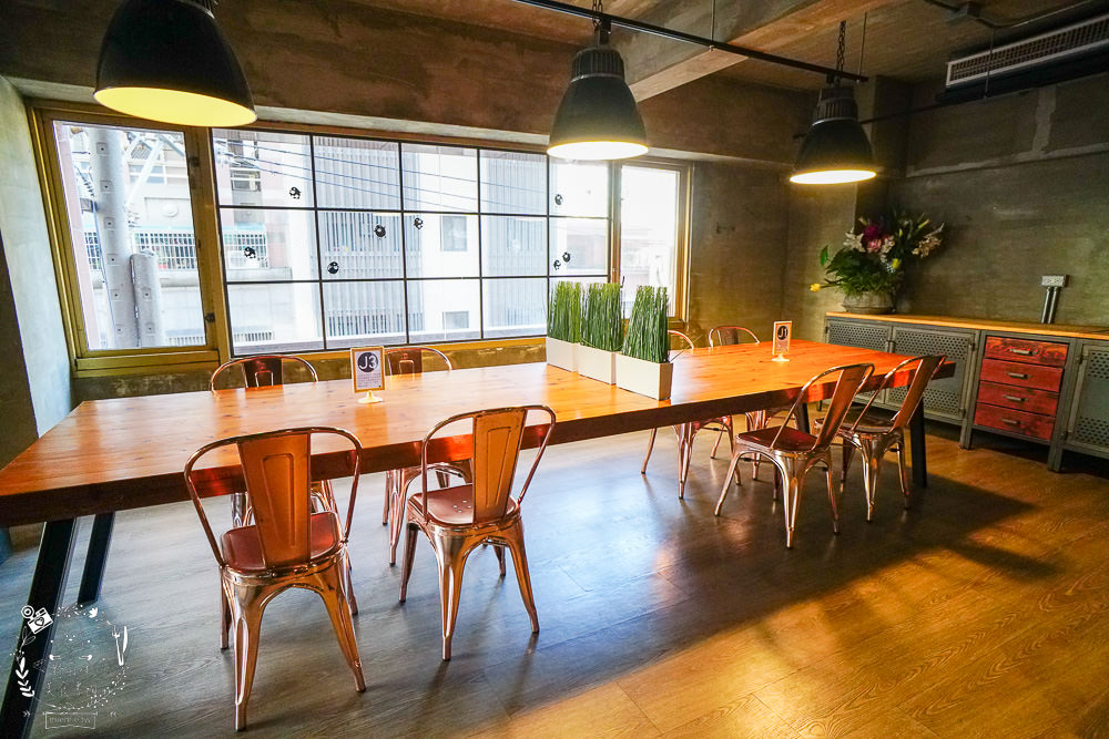 台中早午餐[春三朝午]逢甲夜市附近的超人氣早午餐!網美系的別緻工業風裝潢超好拍照der!