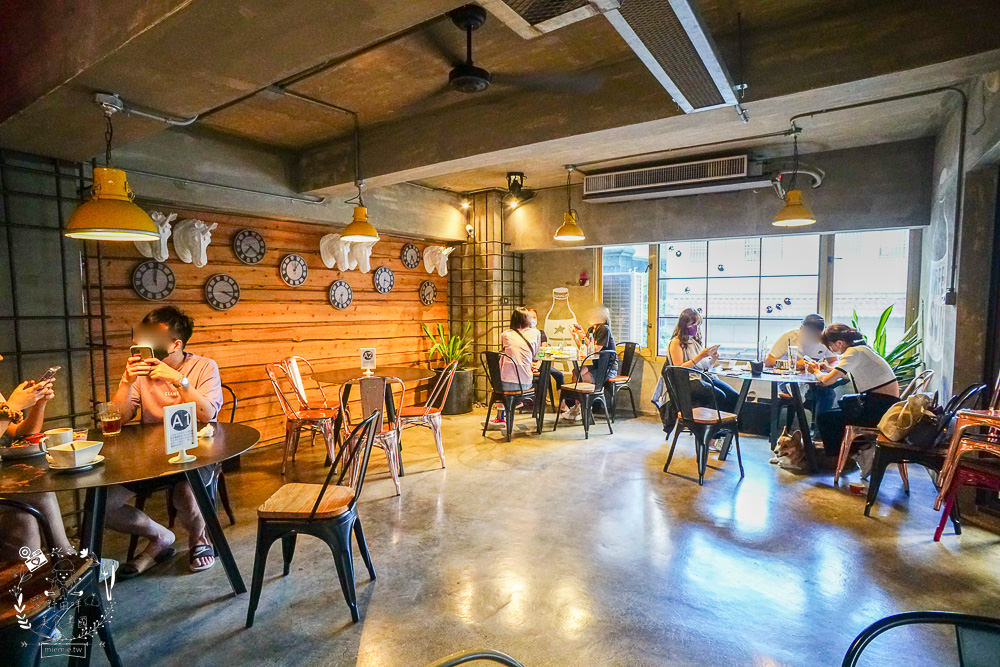 台中早午餐[春三朝午]逢甲夜市附近的超人氣早午餐!網美系的別緻工業風裝潢超好拍照der!