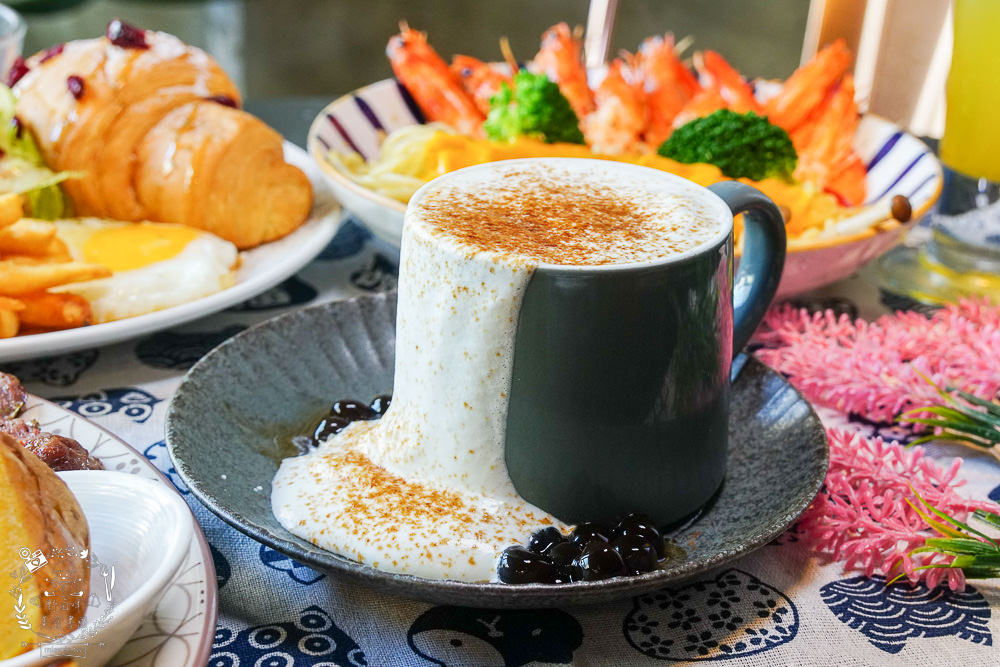 台中早午餐[春三朝午]逢甲夜市附近的超人氣早午餐!網美系的別緻工業風裝潢超好拍照der!