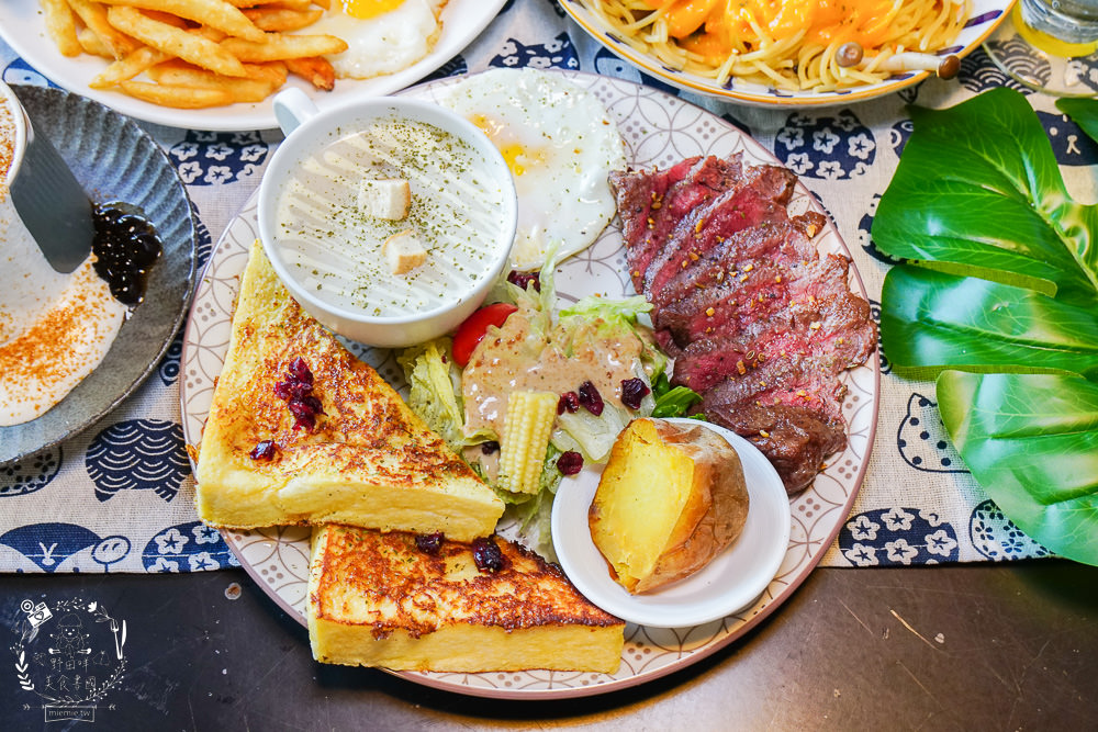 台中早午餐[春三朝午]逢甲夜市附近的超人氣早午餐!網美系的別緻工業風裝潢超好拍照der!