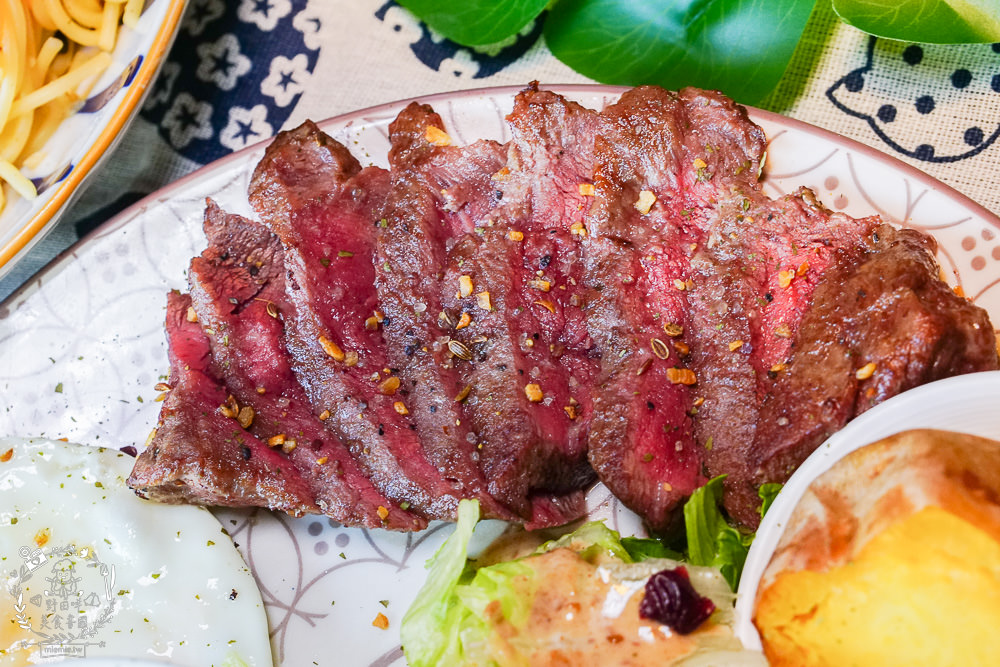 台中早午餐[春三朝午]逢甲夜市附近的超人氣早午餐!網美系的別緻工業風裝潢超好拍照der!