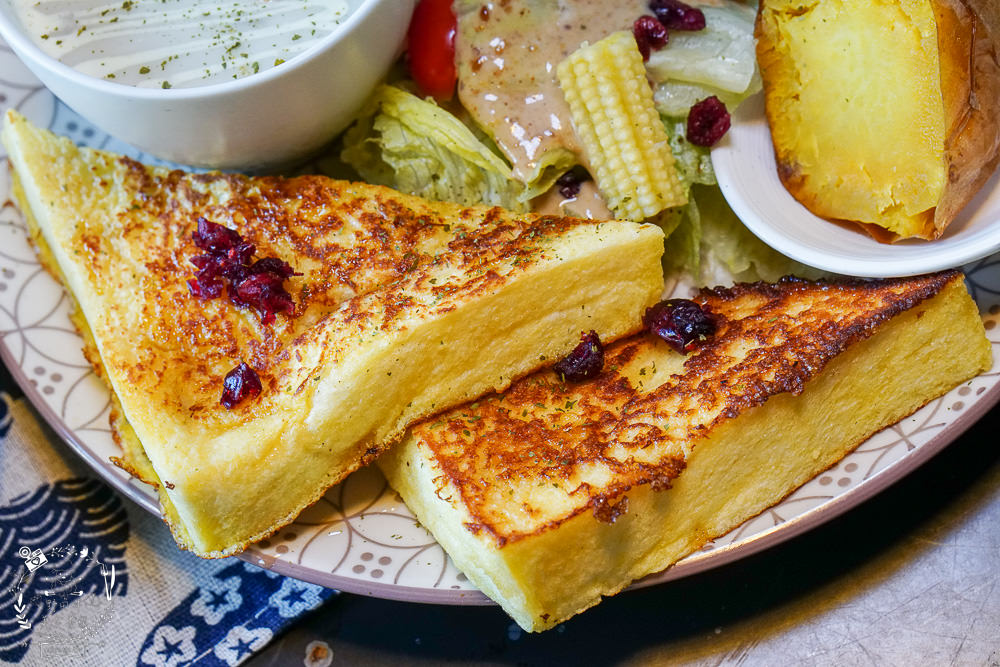 台中早午餐[春三朝午]逢甲夜市附近的超人氣早午餐!網美系的別緻工業風裝潢超好拍照der!