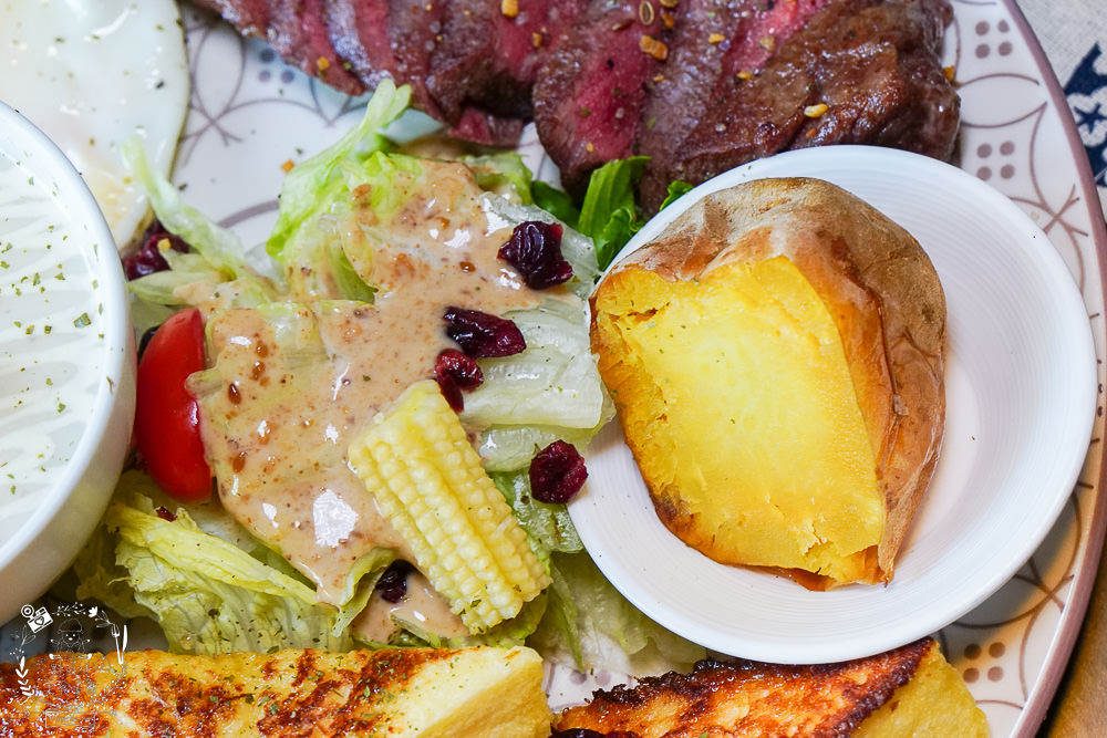 台中早午餐[春三朝午]逢甲夜市附近的超人氣早午餐!網美系的別緻工業風裝潢超好拍照der!