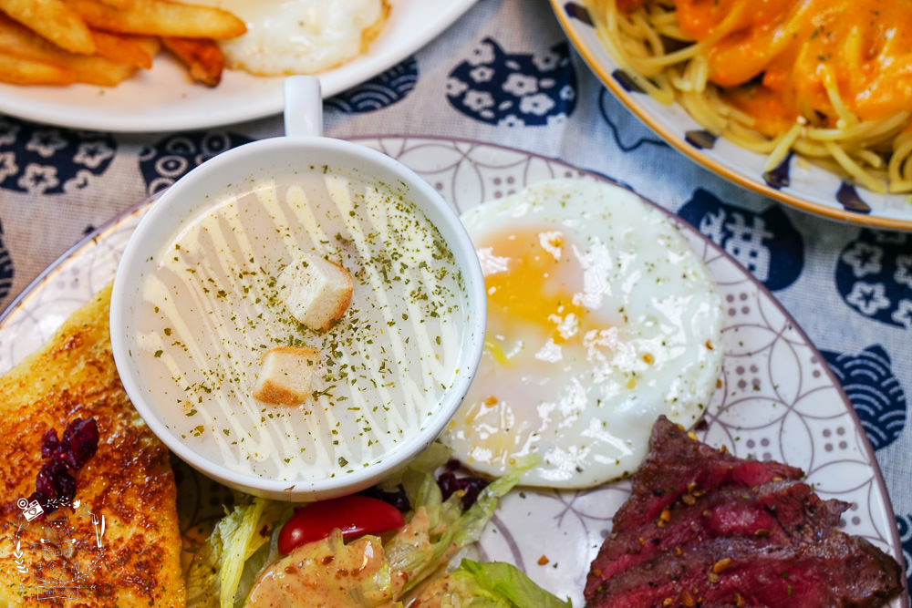 台中早午餐[春三朝午]逢甲夜市附近的超人氣早午餐!網美系的別緻工業風裝潢超好拍照der!