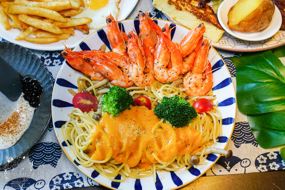 台中早午餐[春三朝午]逢甲夜市附近的超人氣早午餐!網美系的別緻工業風裝潢超好拍照der!