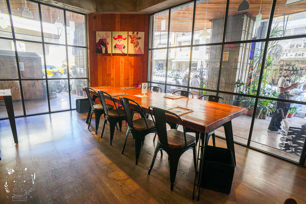 台中早午餐[春三朝午]逢甲夜市附近的超人氣早午餐!網美系的別緻工業風裝潢超好拍照der!
