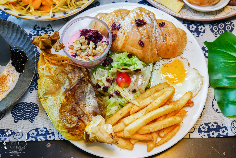 台中早午餐[春三朝午]逢甲夜市附近的超人氣早午餐!網美系的別緻工業風裝潢超好拍照der!
