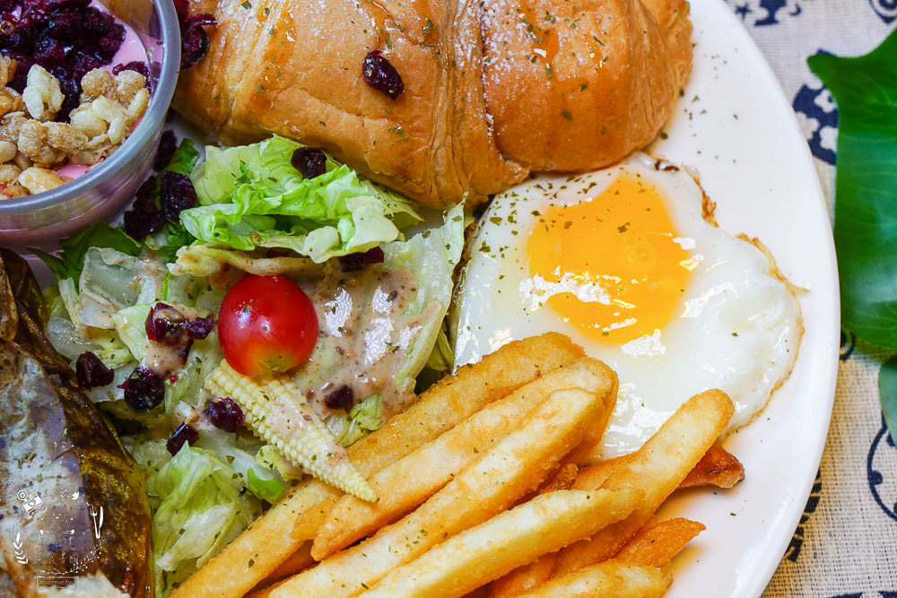 台中早午餐[春三朝午]逢甲夜市附近的超人氣早午餐!網美系的別緻工業風裝潢超好拍照der!