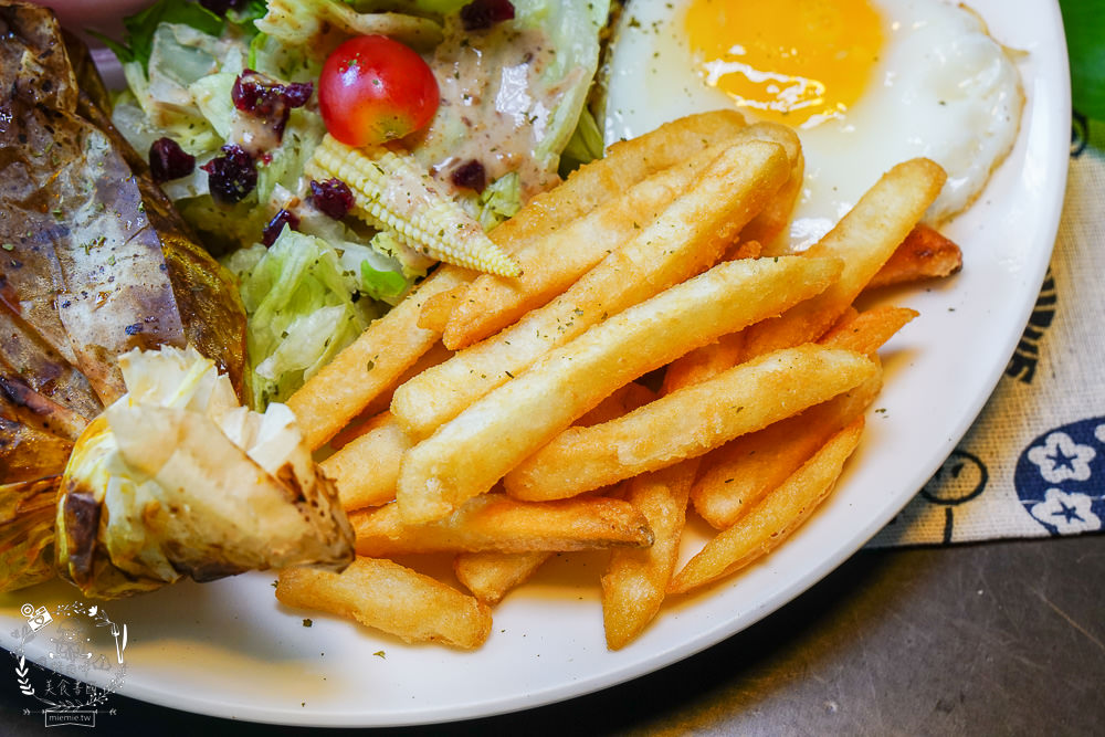 台中早午餐[春三朝午]逢甲夜市附近的超人氣早午餐!網美系的別緻工業風裝潢超好拍照der!