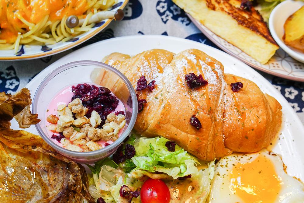 台中早午餐[春三朝午]逢甲夜市附近的超人氣早午餐!網美系的別緻工業風裝潢超好拍照der!