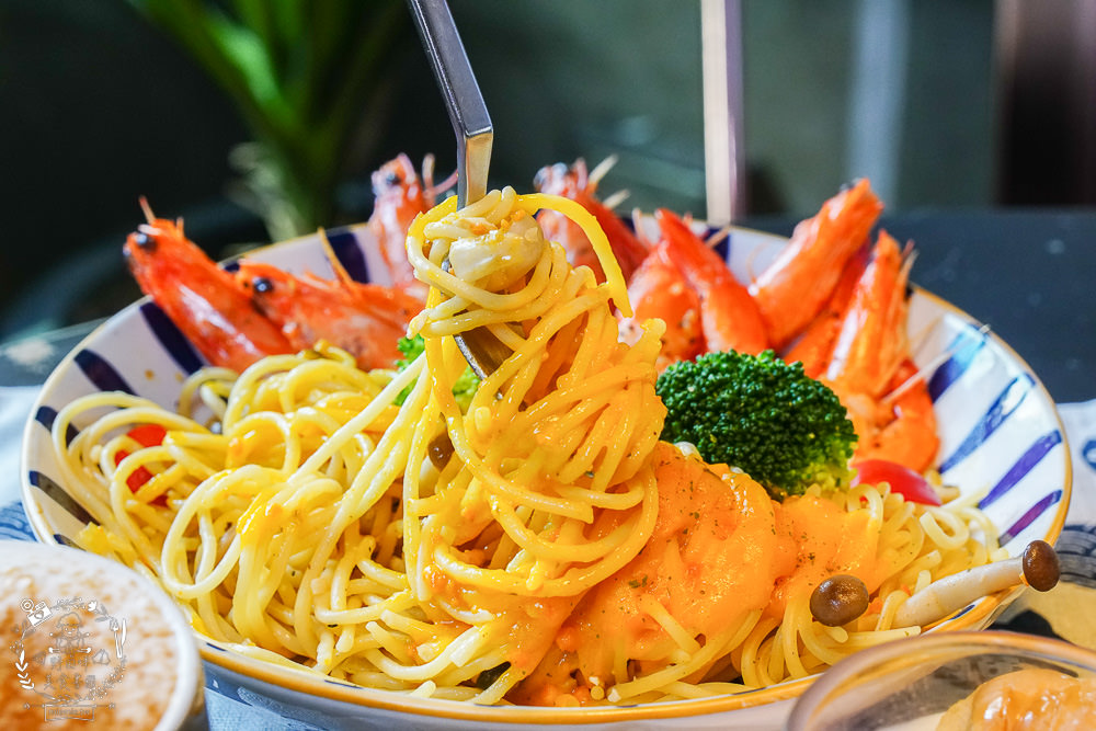 台中早午餐[春三朝午]逢甲夜市附近的超人氣早午餐!網美系的別緻工業風裝潢超好拍照der!