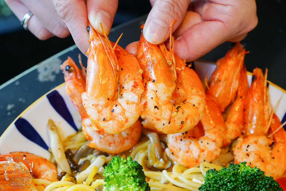 台中早午餐[春三朝午]逢甲夜市附近的超人氣早午餐!網美系的別緻工業風裝潢超好拍照der!