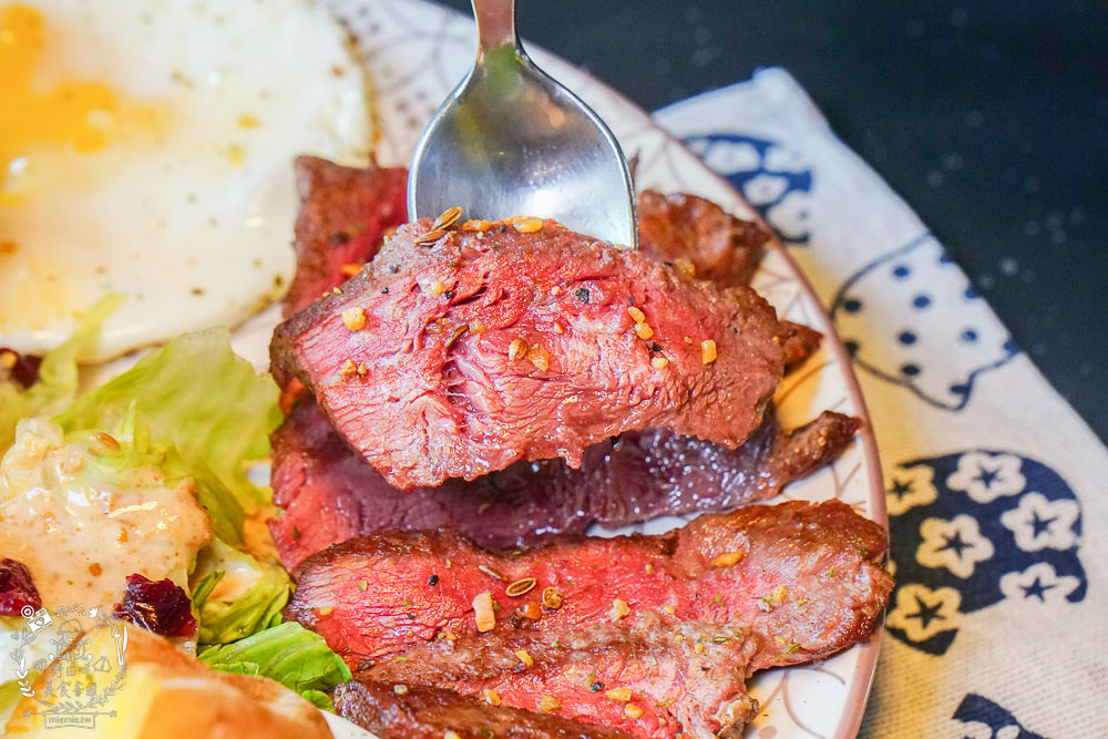 台中早午餐[春三朝午]逢甲夜市附近的超人氣早午餐!網美系的別緻工業風裝潢超好拍照der!