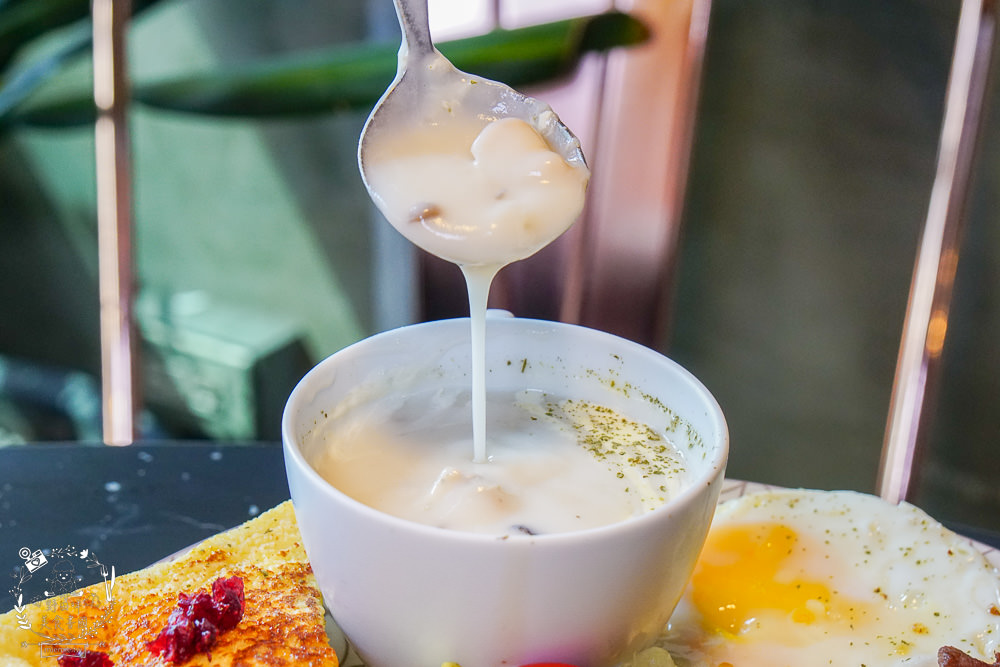 台中早午餐[春三朝午]逢甲夜市附近的超人氣早午餐!網美系的別緻工業風裝潢超好拍照der!