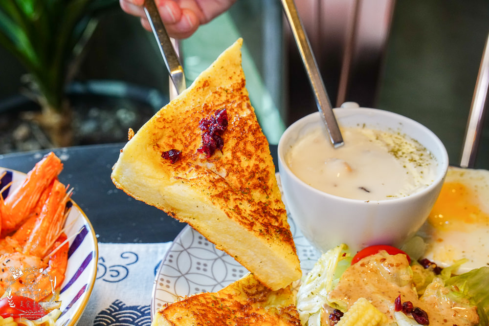 台中早午餐[春三朝午]逢甲夜市附近的超人氣早午餐!網美系的別緻工業風裝潢超好拍照der!