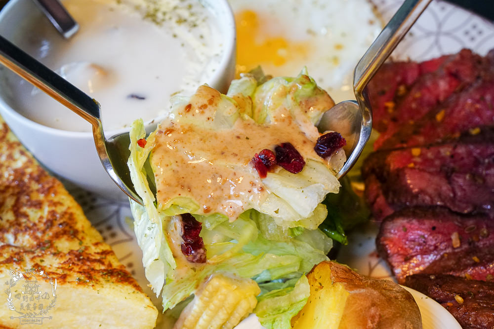 台中早午餐[春三朝午]逢甲夜市附近的超人氣早午餐!網美系的別緻工業風裝潢超好拍照der!