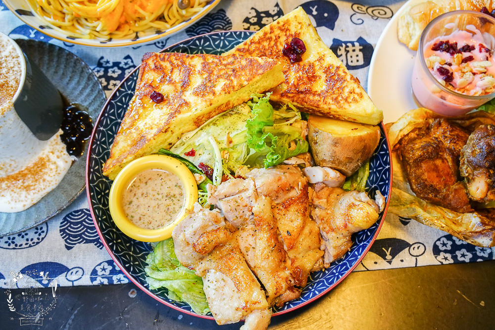 台中早午餐[春三朝午]逢甲夜市附近的超人氣早午餐!網美系的別緻工業風裝潢超好拍照der!