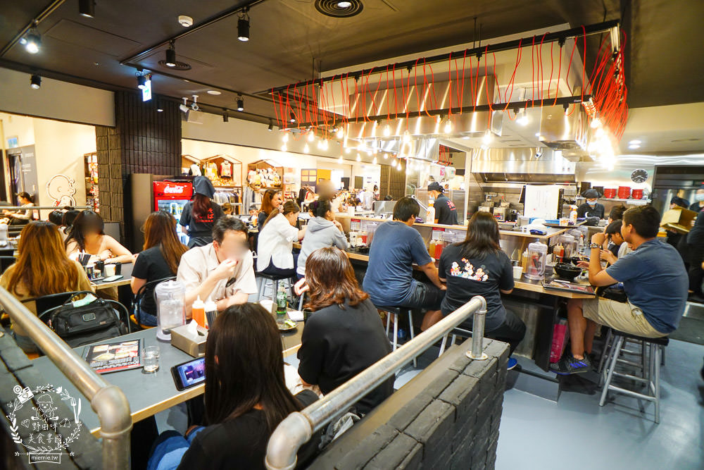 高雄巨蛋拉麵[東京油組総本店]南部首間日本人氣油拌麵!漢神新開幕人氣拉麵~