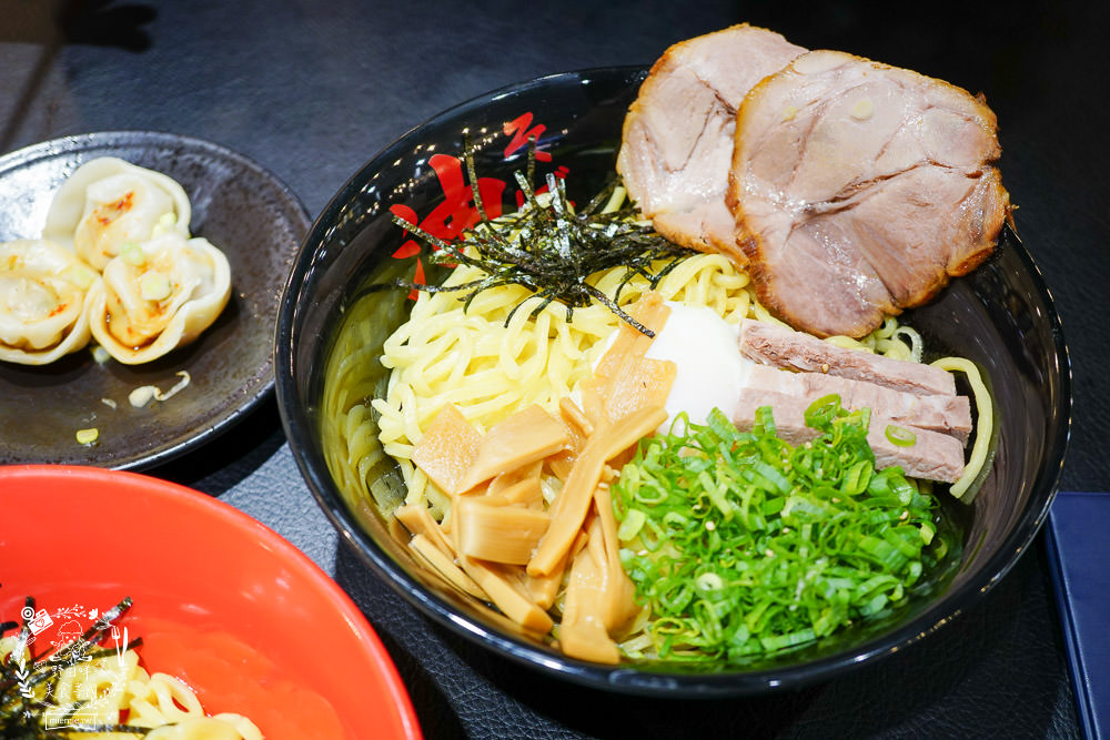 高雄巨蛋拉麵[東京油組総本店]南部首間日本人氣油拌麵!漢神新開幕人氣拉麵~