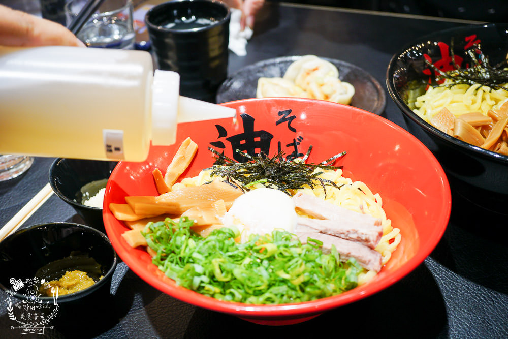 高雄巨蛋拉麵[東京油組総本店]南部首間日本人氣油拌麵!漢神新開幕人氣拉麵~