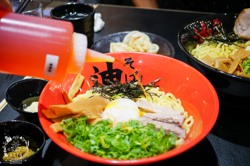 高雄巨蛋拉麵[東京油組総本店]南部首間日本人氣油拌麵!漢神新開幕人氣拉麵~