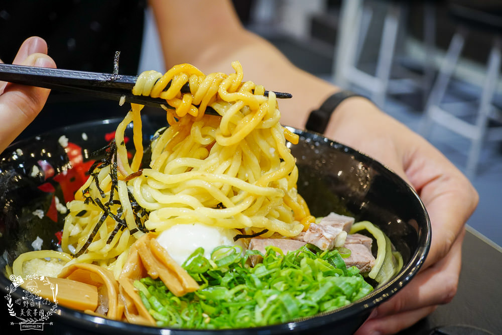 高雄巨蛋拉麵[東京油組総本店]南部首間日本人氣油拌麵!漢神新開幕人氣拉麵~