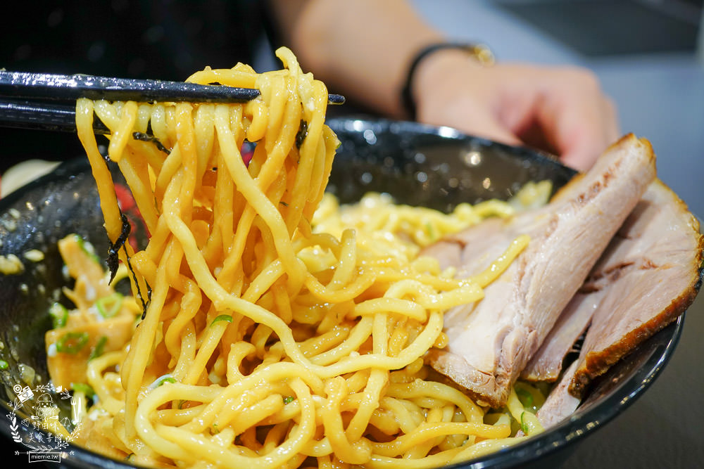 高雄巨蛋拉麵[東京油組総本店]南部首間日本人氣油拌麵!漢神新開幕人氣拉麵~