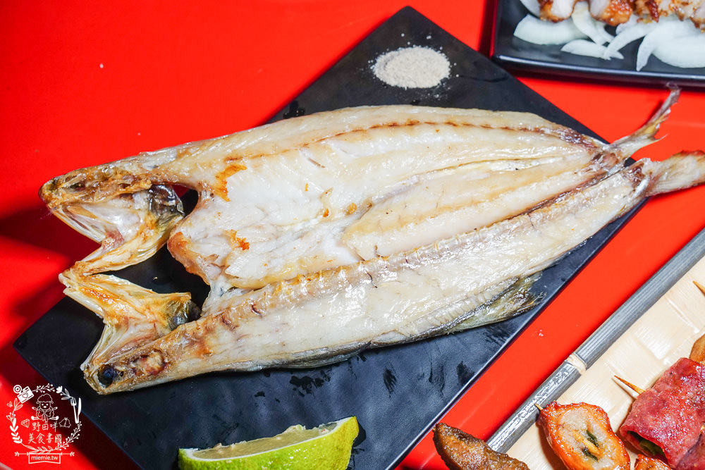 枋寮美食推薦[龍炭烤熱炒火鍋]枋寮欣賞港邊船隻與夕陽餘暉的景觀餐廳!午仔魚一夜干人氣必點!