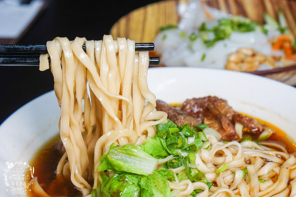 高雄[林冠均重慶麻辣麵食堂]超香辣紅油炒手x酸辣粉香麻過癮!