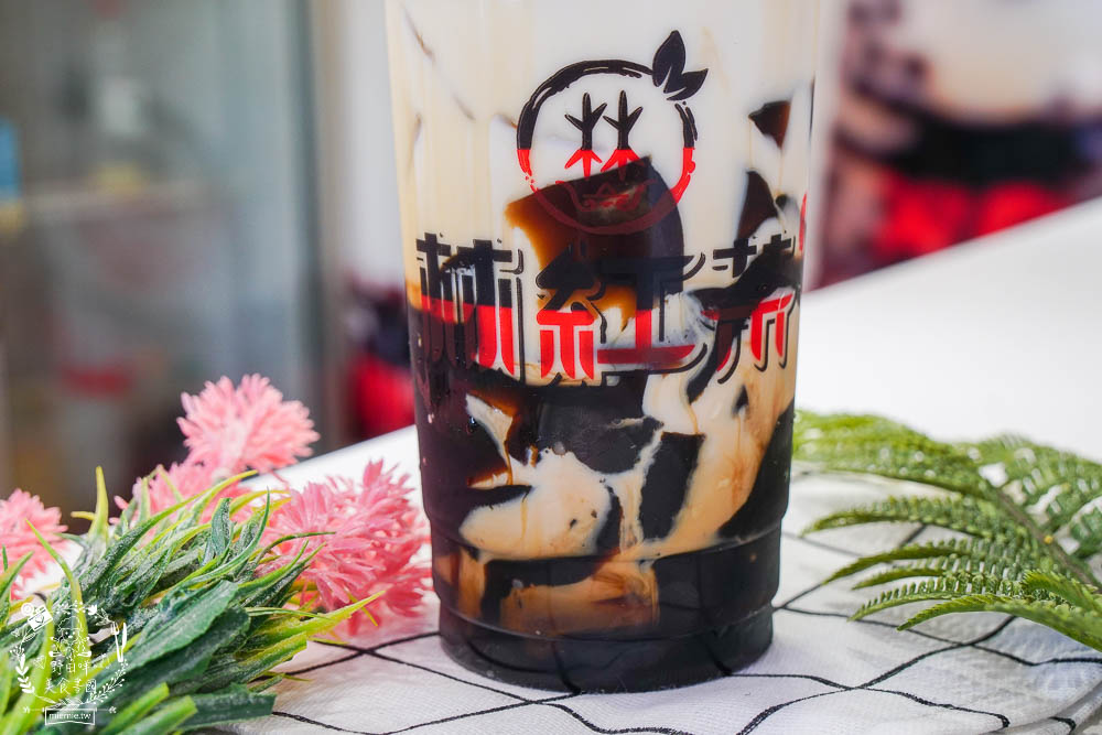 高雄[林紅茶專賣店建工店]純天然香水鮮奶茶可以喝出漸層口味?高CP值的超搞剛手炒糖喝起來很安心!