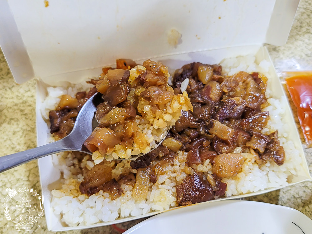 高雄[小鮮肉肉蛋吐司]瑞豐夜市超平價宵夜!百元就能吃到爆量肉蛋吐司+滿滿肉燥飯+濃厚雞湯?