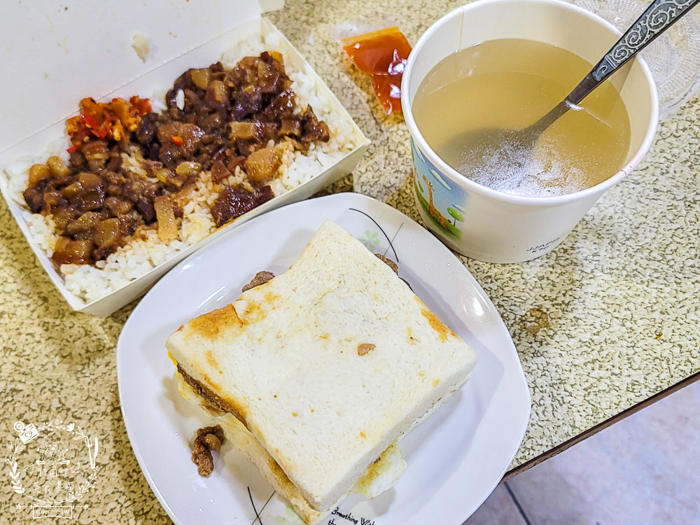 高雄[小鮮肉肉蛋吐司]瑞豐夜市超平價宵夜!百元就能吃到爆量肉蛋吐司+滿滿肉燥飯+濃厚雞湯?