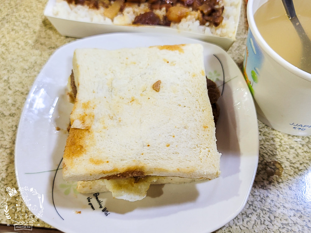高雄[小鮮肉肉蛋吐司]瑞豐夜市超平價宵夜!百元就能吃到爆量肉蛋吐司+滿滿肉燥飯+濃厚雞湯?