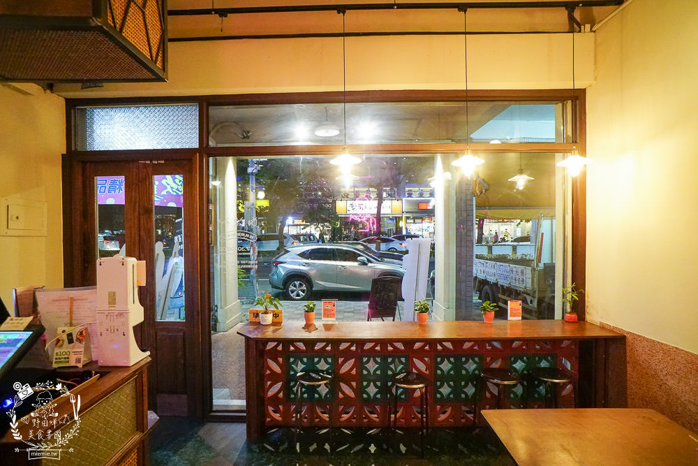 高雄[桂桃嬤販麵洋行]超復古的馬來西亞麵攤來到文山特區囉!肉骨茶麵湯頭超銷魂~