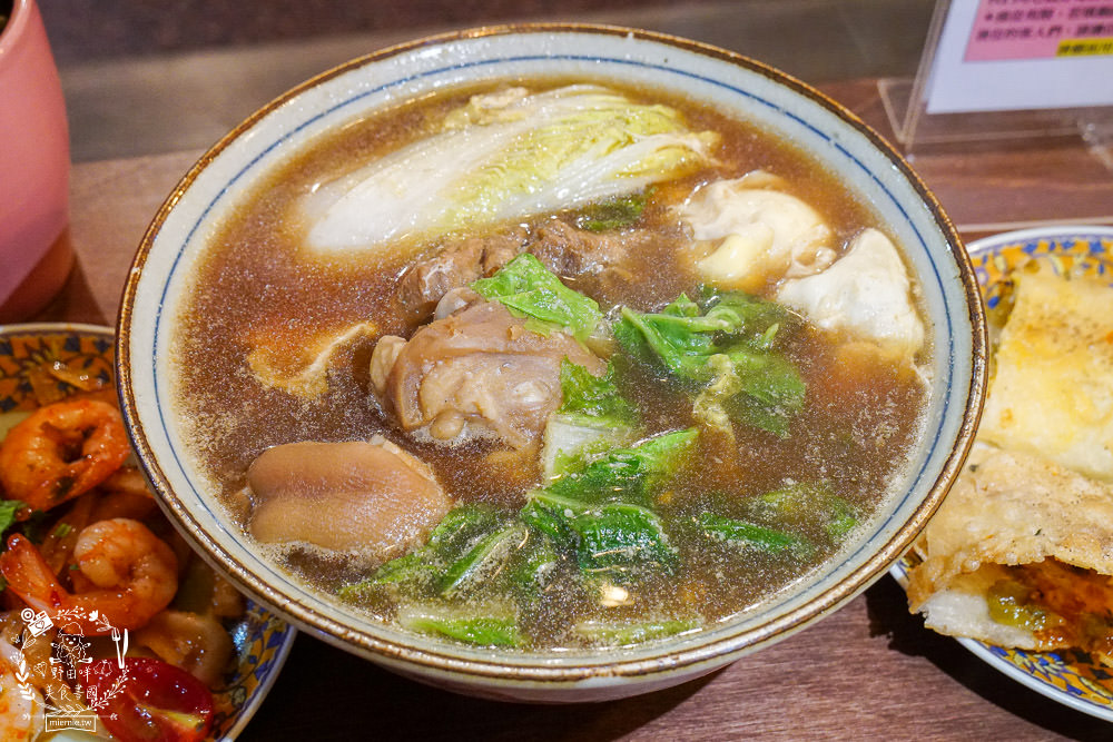 高雄[桂桃嬤販麵洋行]超復古的馬來西亞麵攤來到文山特區囉!肉骨茶麵湯頭超銷魂~