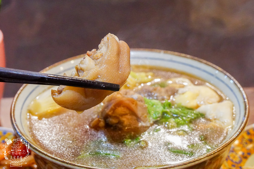 高雄[桂桃嬤販麵洋行]超復古的馬來西亞麵攤來到文山特區囉!肉骨茶麵湯頭超銷魂~