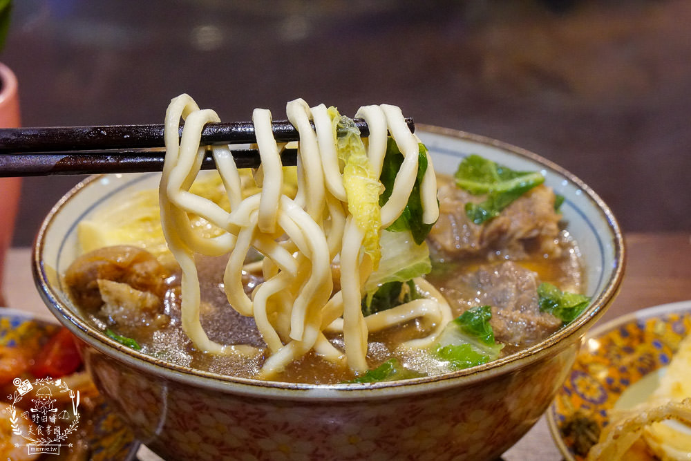 高雄[桂桃嬤販麵洋行]超復古的馬來西亞麵攤來到文山特區囉!肉骨茶麵湯頭超銷魂~