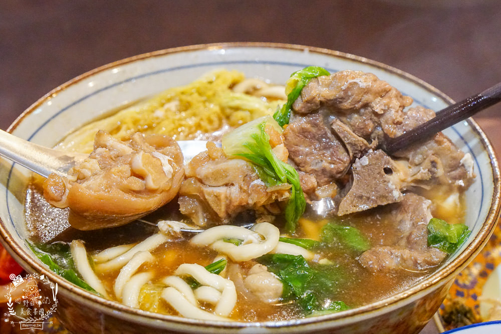 高雄[桂桃嬤販麵洋行]超復古的馬來西亞麵攤來到文山特區囉!肉骨茶麵湯頭超銷魂~