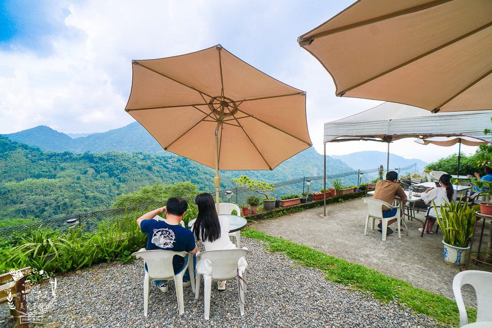 嘉義[森活琚咖啡]阿里山公路的清幽景觀咖啡廳!綠意盎然的山巒景色美不勝收!