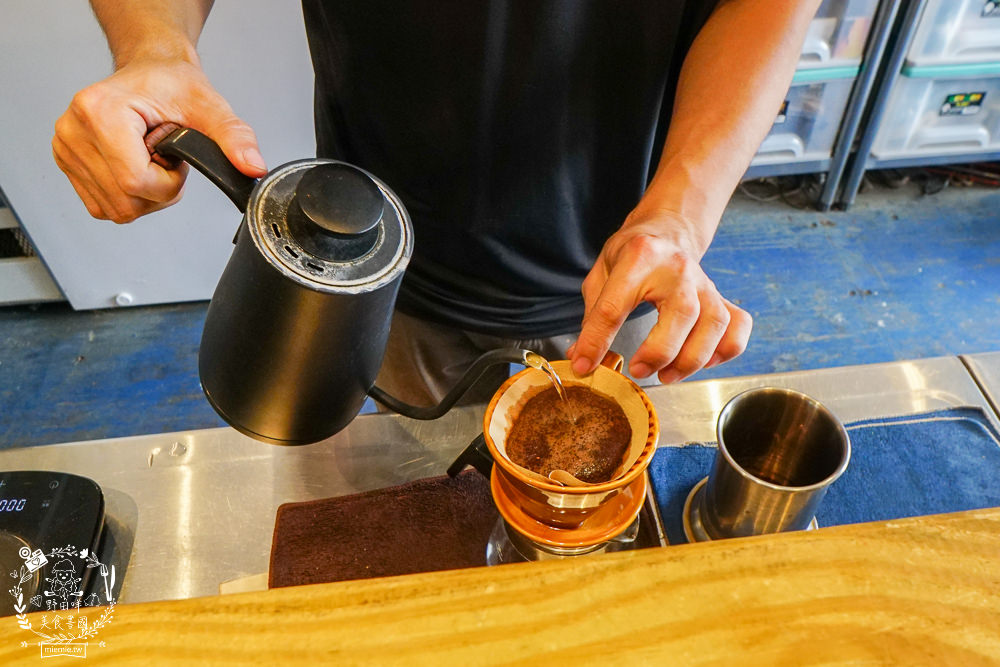 嘉義[森活琚咖啡]阿里山公路的清幽景觀咖啡廳!綠意盎然的山巒景色美不勝收!