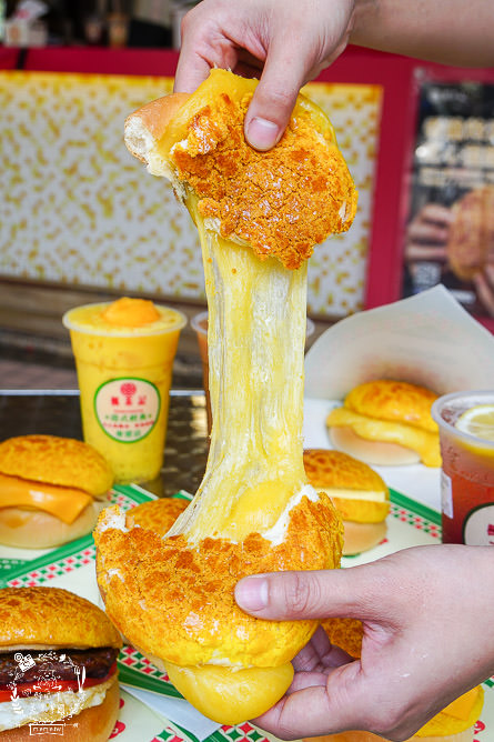 高雄[楓茶記總店冰火菠蘿油]台灣超人氣冰火菠蘿油!邪惡香濃牽絲芝心還不吃爆?