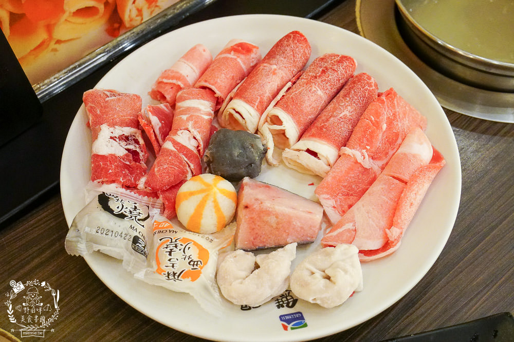 高雄文山特區[極鮮火鍋吃到飽]每逢假日一定排隊!極致豐富的聚餐選擇!