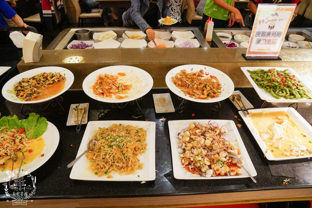 高雄文山特區[極鮮火鍋吃到飽]每逢假日一定排隊!極致豐富的聚餐選擇!