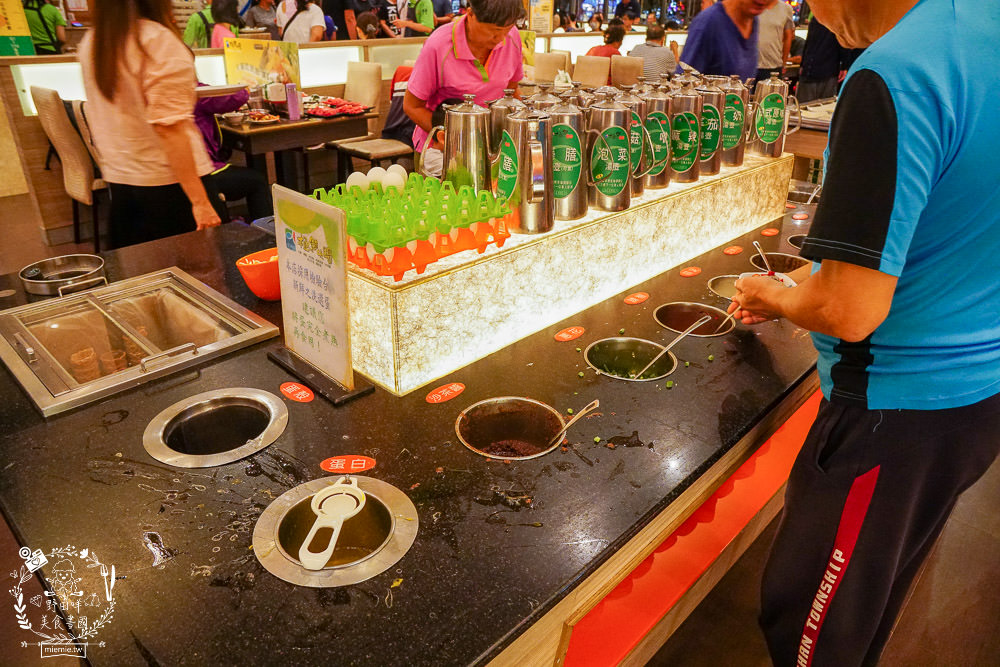 高雄文山特區[極鮮火鍋吃到飽]每逢假日一定排隊!極致豐富的聚餐選擇!