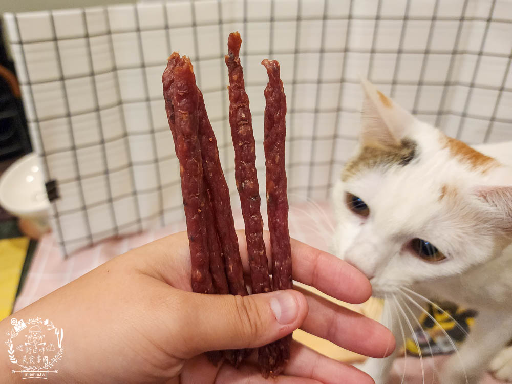 毛孩乾杯老饕級牛舌零食|網購寵物零食開箱|100% 原肉且無添加香料跟防腐劑|牛舌含有豐富的牛磺酸