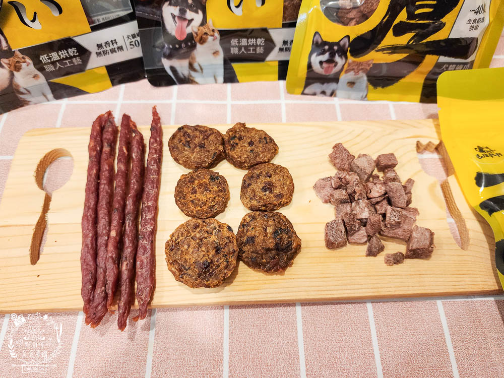 毛孩乾杯老饕級牛舌零食|網購寵物零食開箱|100% 原肉且無添加香料跟防腐劑|牛舌含有豐富的牛磺酸