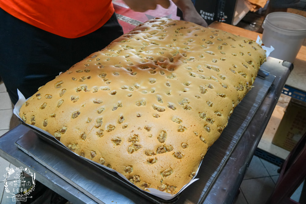 高雄[法朗西斯古早味蛋糕]隱藏在金獅湖市場每天只賣四小時的高CP值古早味蛋糕!