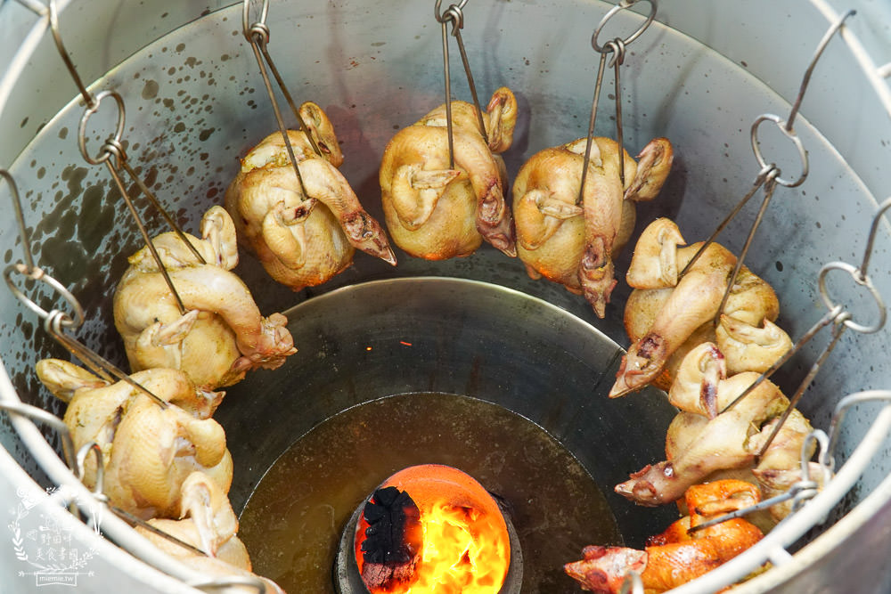 高雄烤雞推薦[泰式瘋烤雞大寮店]連平日都人潮滿滿的高CP值烤雞?銷魂泰式醬酸辣超開胃!