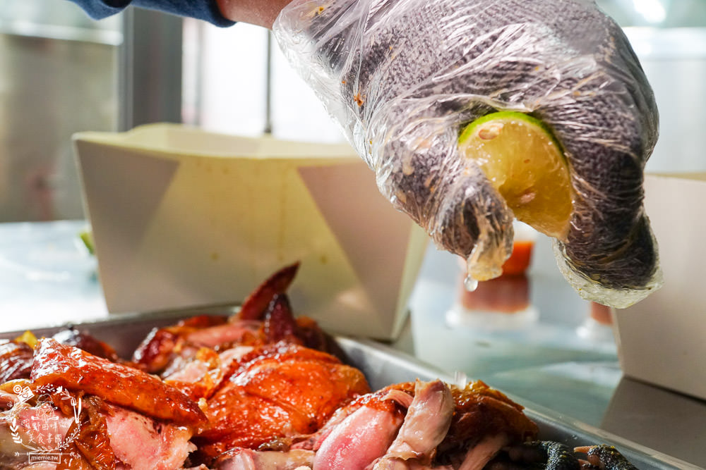 高雄烤雞推薦[泰式瘋烤雞大寮店]連平日都人潮滿滿的高CP值烤雞?銷魂泰式醬酸辣超開胃!